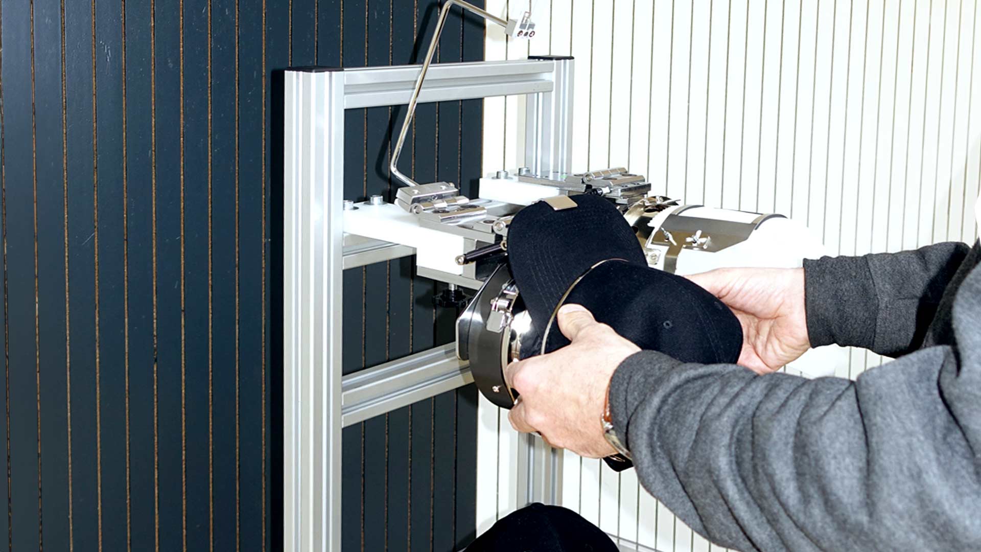 Einspannstation für Kappen- und Hemdtaschenrahmen