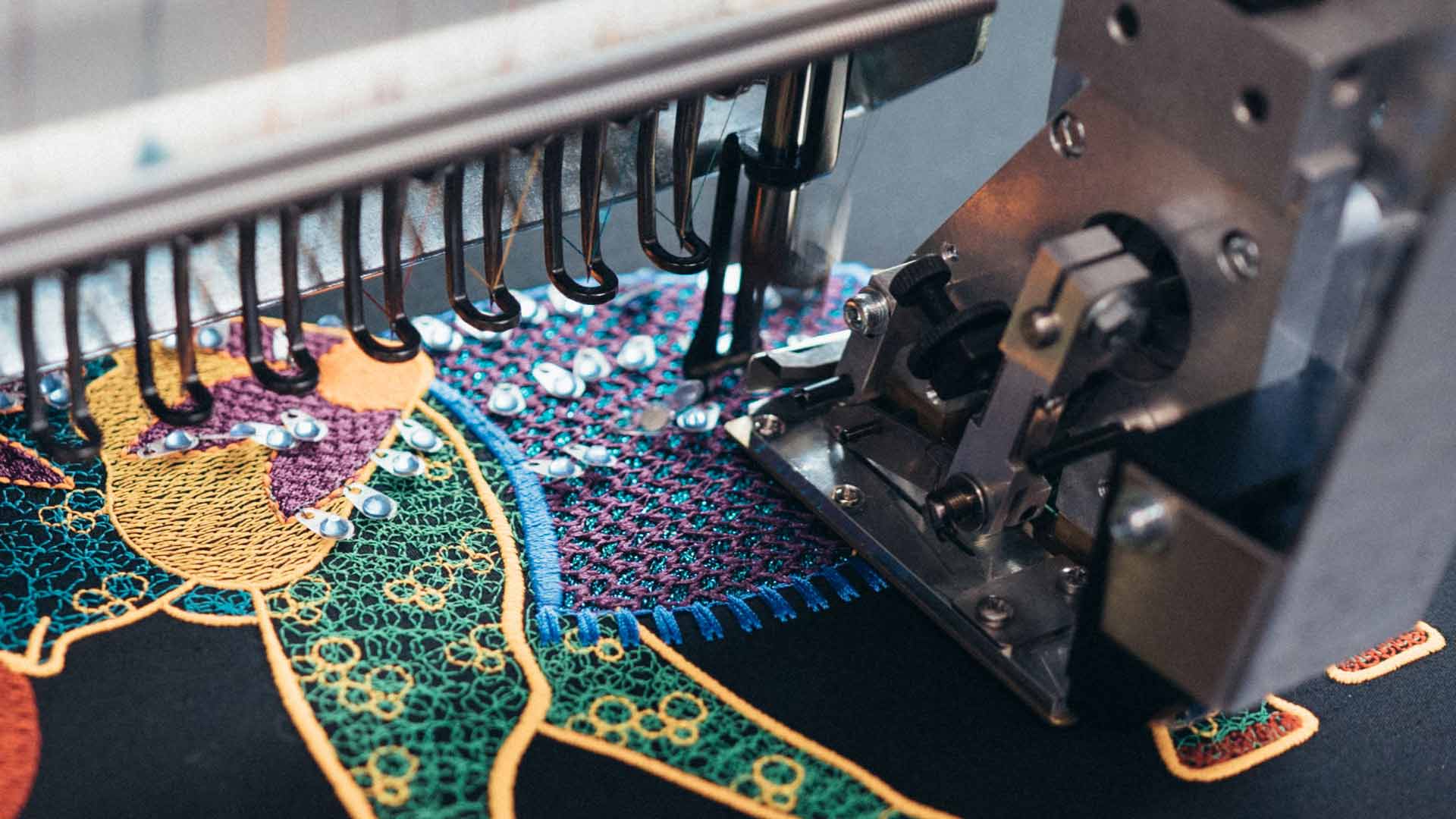 Pailletteneinrichtung Strass - Links